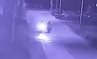 女子遭飛車搶奪，轎車強燈“嚇跑”嫌犯