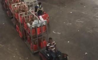 市場內小掛車蛇形走位，如現(xiàn)實版“貪吃蛇”勾起網友童年記憶