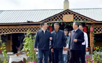 黑龍江省委書記張慶偉在伊春與民宿負(fù)責(zé)人合影：我為你們代言
