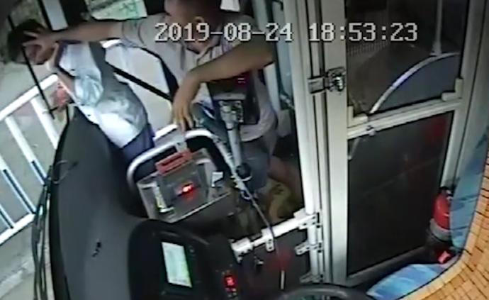 醉漢上公交不投幣，毆打司機(jī)賠5000元