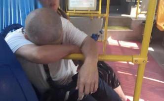 暖聞｜湖北老人乘公交突發(fā)心臟病，司機逆行闖紅燈送醫(yī)獲免罰