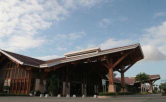 臺(tái)風(fēng)“楊柳”逼近海南島，三亞機(jī)場(chǎng)今日12時(shí)起暫停接收航班