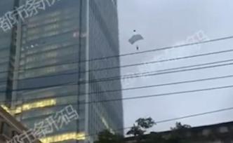 男子偷爬66層高樓跳傘身亡，同伴被拘