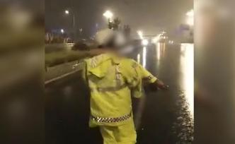 女子駕車(chē)被困水中，民警公主抱接力救出