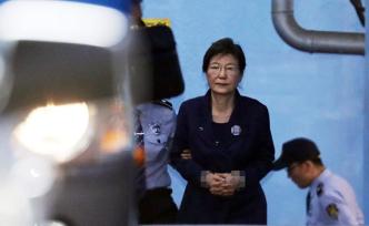 樸槿惠聽聞判決結(jié)果反應(yīng)淡定，韓官員感慨：她已心墻高筑