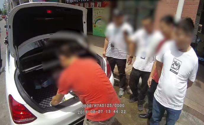 兩男子租奔馳碰瓷,扔話梅假裝撞車聲