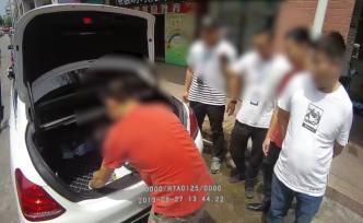 兩男子租奔馳碰瓷，扔話梅假裝撞車聲