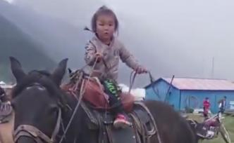 3歲“女漢子”草原騎馬，英姿颯爽氣勢不輸大人