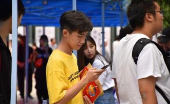 从生活必需品到时尚消费品，开学“三大件”折射70年变迁