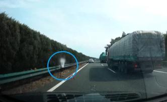 超車道換輪胎“人肉警示”？奔馳車追尾