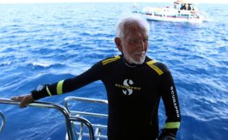 42.4米！96歲英國(guó)老兵水肺潛水破紀(jì)錄