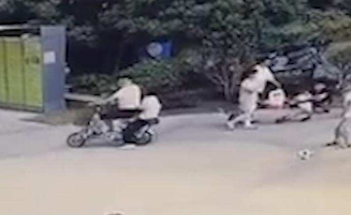 男子腳踹踢球男孩：正調(diào)查，男孩無大礙