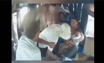 “喇叭聲嚇到孫子”，安徽臨泉女子沖上公交持傘抽打司機被拘