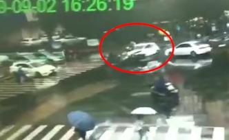 浙江蘭溪：男子駕車(chē)沖入非機(jī)動(dòng)車(chē)道撞傷5人，已排除酒駕毒駕