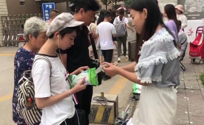 女生摆摊卖鞋垫:十几天能赚一学期生活费