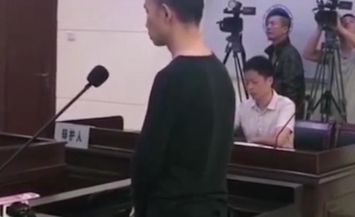坐愛(ài)心專座被提醒，男子飛踹公交司機(jī)獲刑