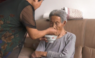 跨越半世紀(jì)，古稀兒媳陪伴奉養(yǎng)百歲婆婆