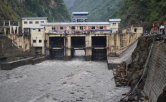 四川臥龍龍?zhí)峨娬?號閘爆破泄洪成功，電站大壩高危解除