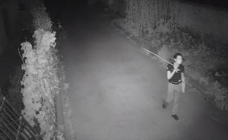 偷車遇監(jiān)控，男子持竹竿捅歪攝像頭