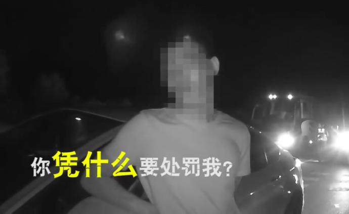 司機(jī)被查不服氣，交警擺證據(jù)問(wèn)“服了沒(méi)”