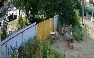 俄羅斯小孩花式偷車，身高不夠工具湊