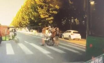 男孩推輪椅獲禮讓，向兩車分別敬禮致意