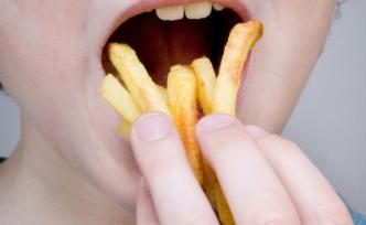 10年只吃垃圾食品，英國男孩雙目失明