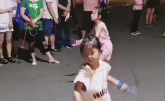 4歲女娃表演花式跳繩，1分鐘跳147下看呆圍觀群眾