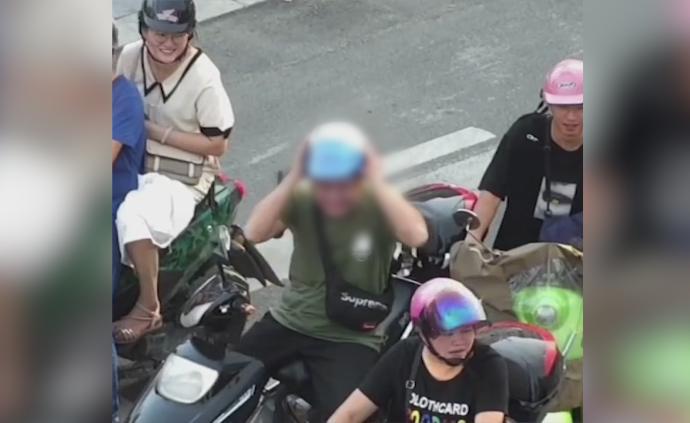 你火了！無(wú)人機(jī)喊話(huà)“帥哥把頭盔戴起來(lái)”