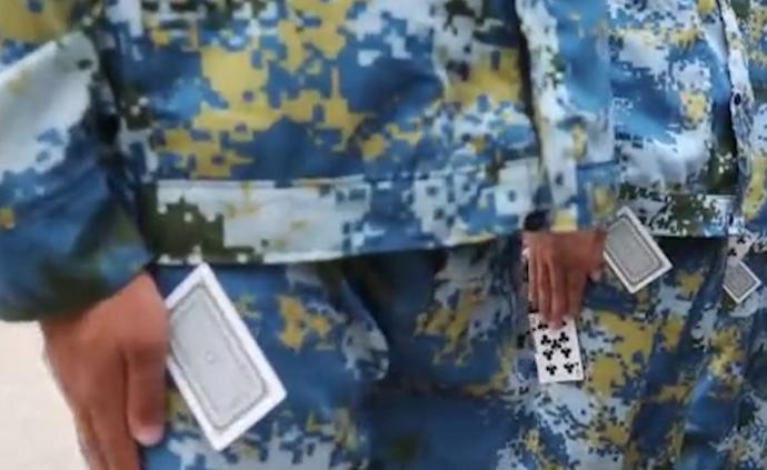 軍訓(xùn)新招“夾撲克牌”,新生:我太難了