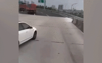司機(jī)被貨車(chē)變道嚇到，報(bào)復(fù)開(kāi)斗氣車(chē)阻擋