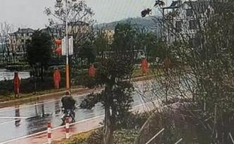 騎車女子被轎車超車后倒地身亡，經(jīng)法院調(diào)解司機支付五千元