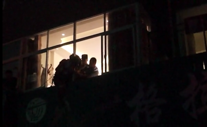 消防突襲救下跳樓女子，圍觀人拍手稱贊