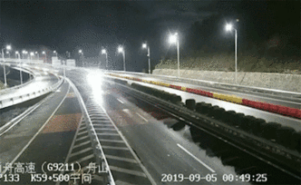 跨海大橋貨車側(cè)翻，過路司機齊救被壓司機
