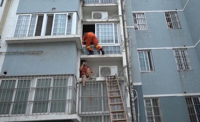 躲貓貓外孫反鎖家門，外婆爬窗被困