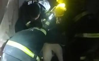 南京一平房凌晨爆燃垮塌，消防救出9人