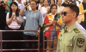 敬禮！3700名北大新生與排雷英雄面對面