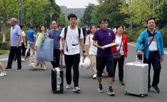 18歲的青春這樣啟航，三代大學(xué)生的入學(xué)記憶