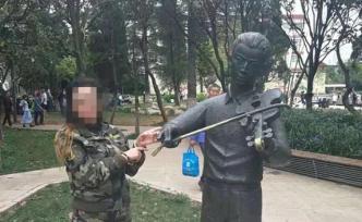 玉溪红塔一女子侮辱聂耳铜像，被行政拘留5日