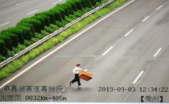 女子高速上見灑落物，下車跑快車道清障