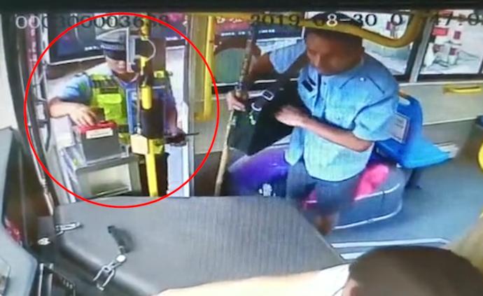 交警扶盲人過(guò)馬路上公交，悄悄付了車(chē)費(fèi)