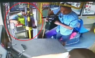 交警扶盲人過馬路上公交，悄悄付了車費