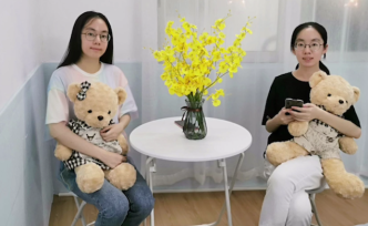 雙胞胎姐妹從小到大隔壁班，大學(xué)再續(xù)緣