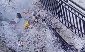 河南平頂山一女香客掉入香灰池被燒傷，寺廟：香灰池系違建