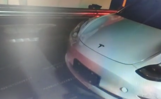 特斯拉高速上撞倒錐桶：我開了自動駕駛