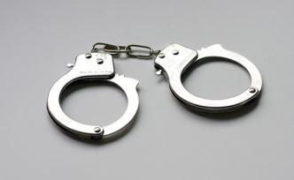 長沙男子為融資在4S店掄鐵錘猛砸300多萬法拉利，被逮捕