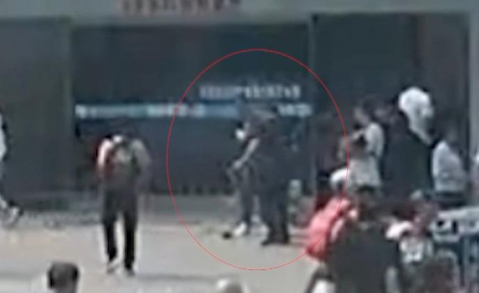 小心!這個(gè)人捏著碎屏手機(jī)撞人碰瓷