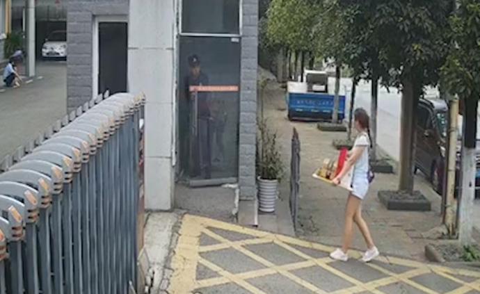 女孩给消防员送月饼：还亲手绣了福字