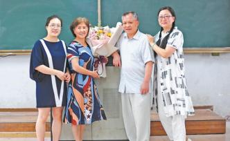 “長大后我就成了你”：武漢一所中學四代師生接力演繹