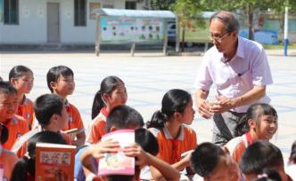海南85歲退休教授11年親赴286個村小，捐書14多萬冊